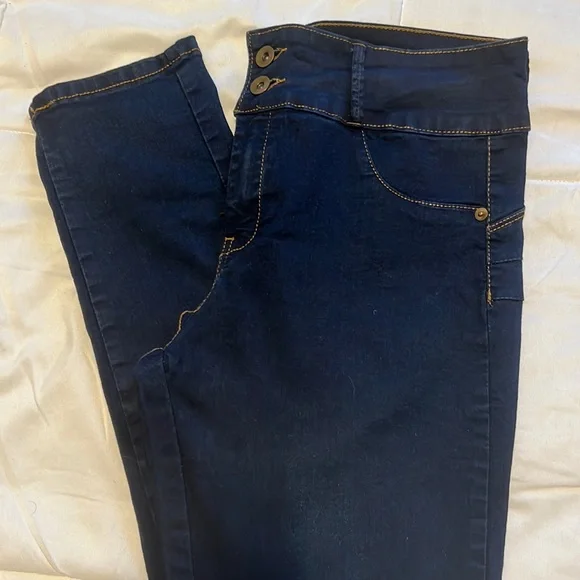 My fit jeans
Barely worn but broken zipper (see picture)
Size: 14-20
$7 obo - Picture 1 of 4